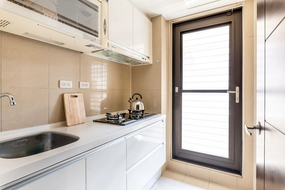 Fully Equipped Kitchen w/ Cooking & Dining Essentials