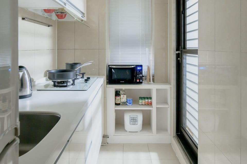 Fully Equipped Kitchen w/ Cooking & Dining Essentials
