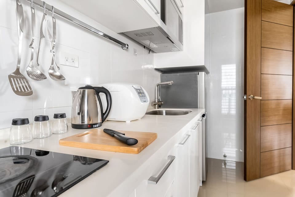 Fully Equipped Kitchen w/ Cooking & Dining Essentials