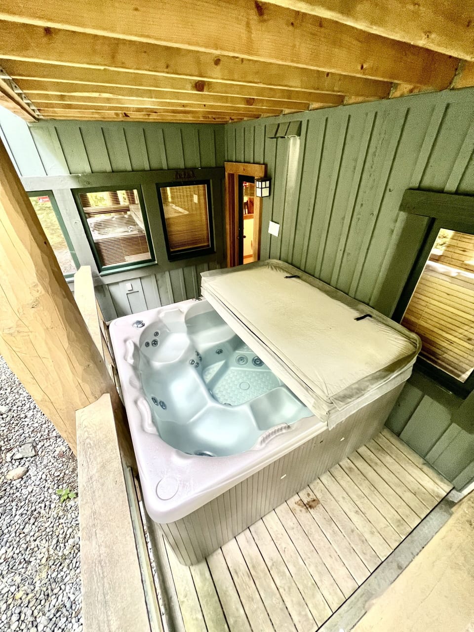 Outdoor spa tub