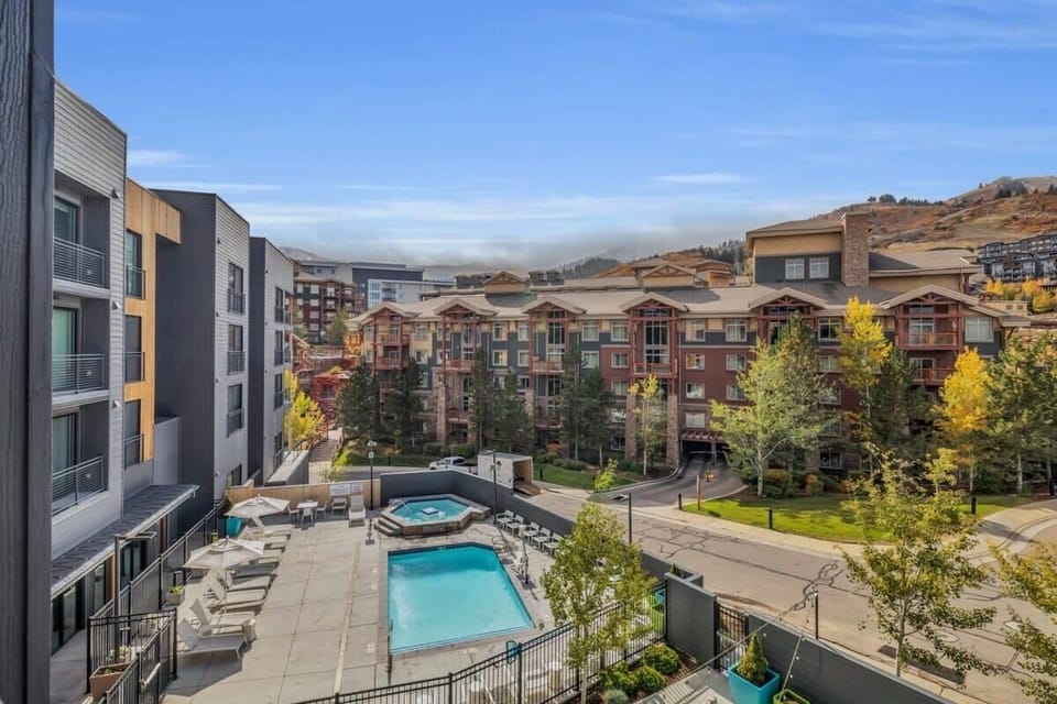 Guests staying at this studio will have access to the wonderful shared amenities of the building such as the year-round heated pool. 