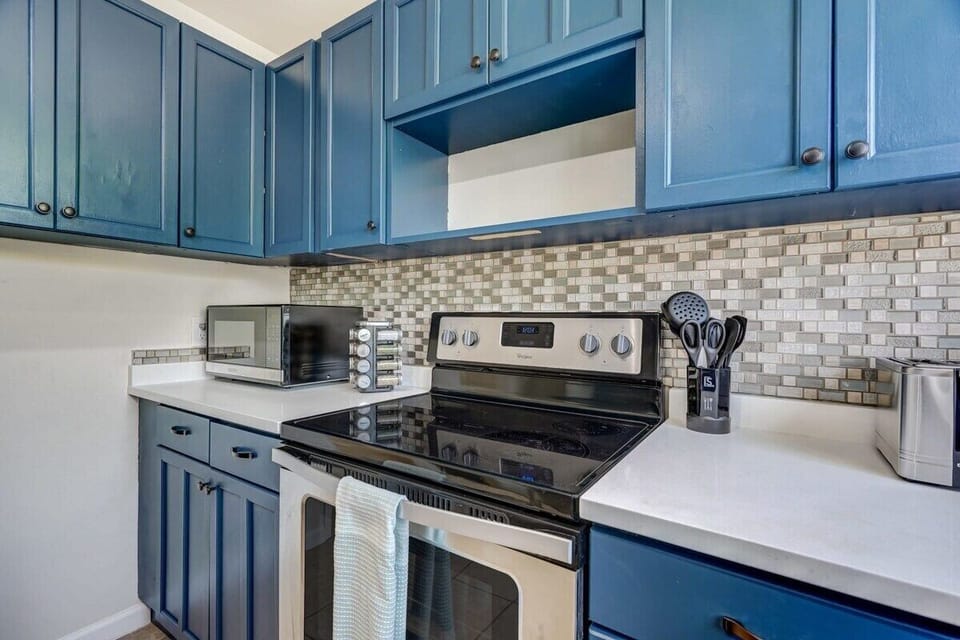 We have a fully equipped kitchen. Along with many other products and appliances, we also offer a refrigerator, microwave, coffee machine, and more!