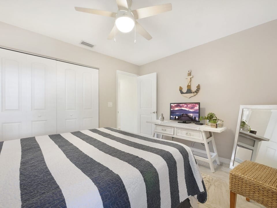 Bedroom 3- Queen Bed