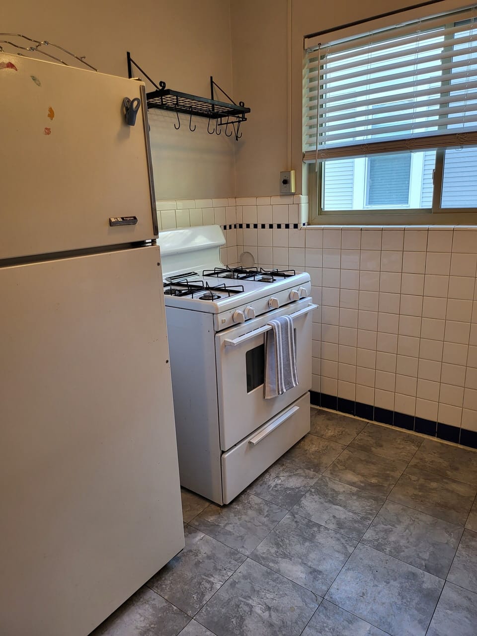 Apt 4: Full kitchen