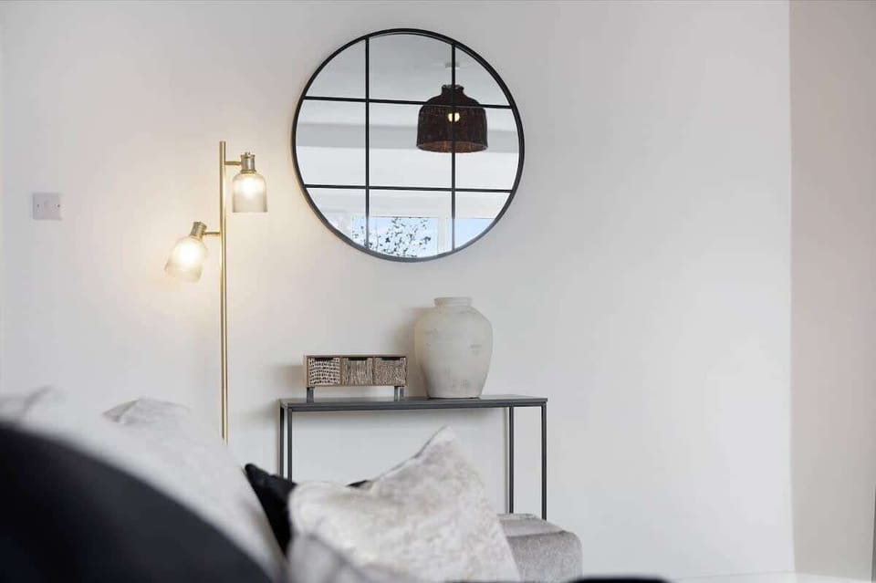 Spacious living room equipped with a SMART TV with Netflix and plenty of space to sit down and relax. 