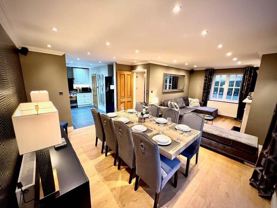 Lounge Dining Area