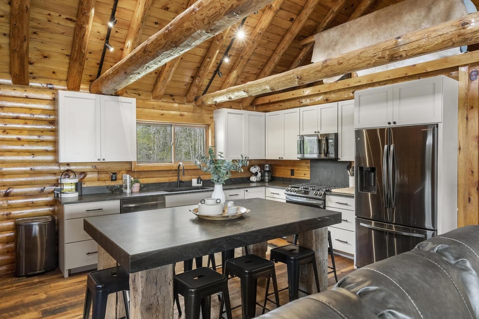 Fully Equipped Kitchen & Island (Seats 8)