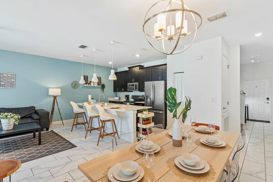 Sublime dinning area of the apartment in Davenport - Beautiful window facing dinning area of the apartment - Elite 6 persons dinning - Stunningly located large windows with mesmerizing views - Majestic decored space with beautiful paintings