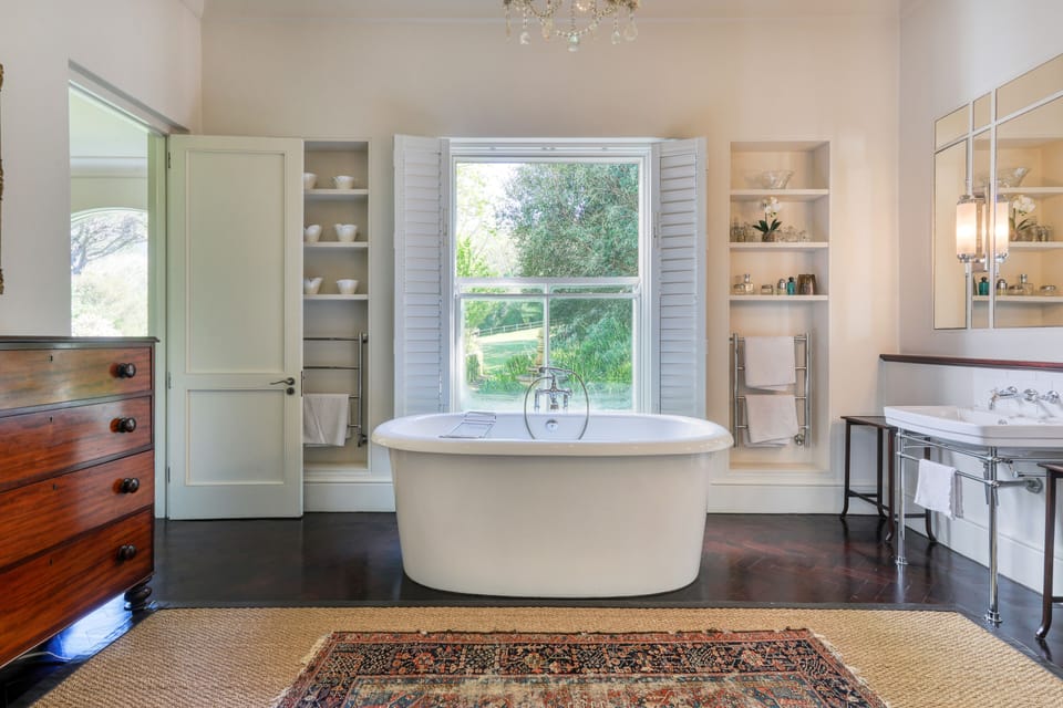 Full master bathroom en-suite.