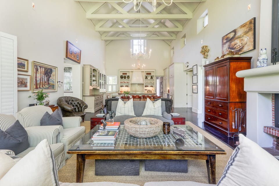 Beautiful light , bright space .