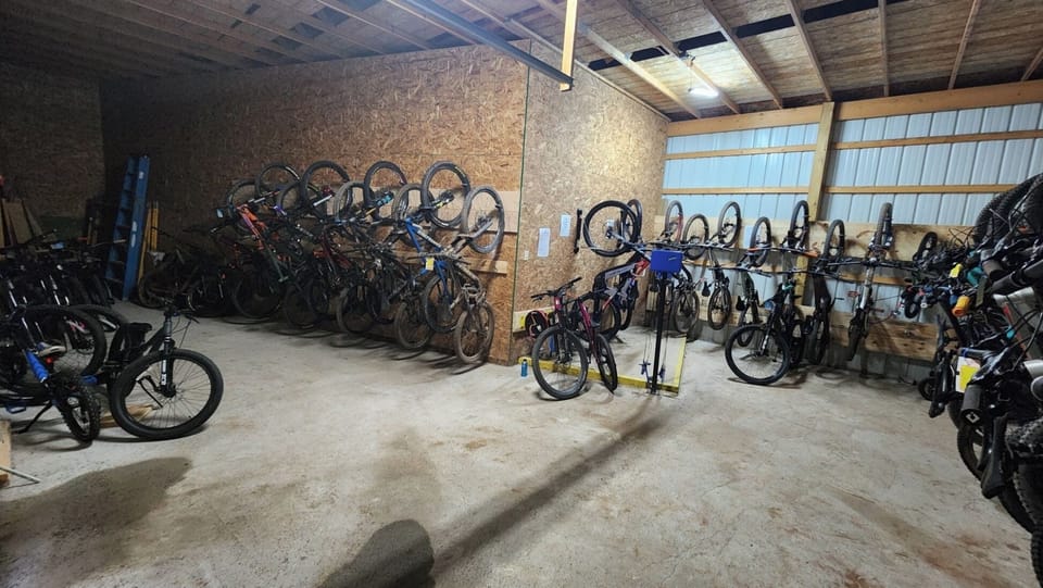 Locked Bike Shed! 2 e-bike chargers, park tool rack. (free for guest use)