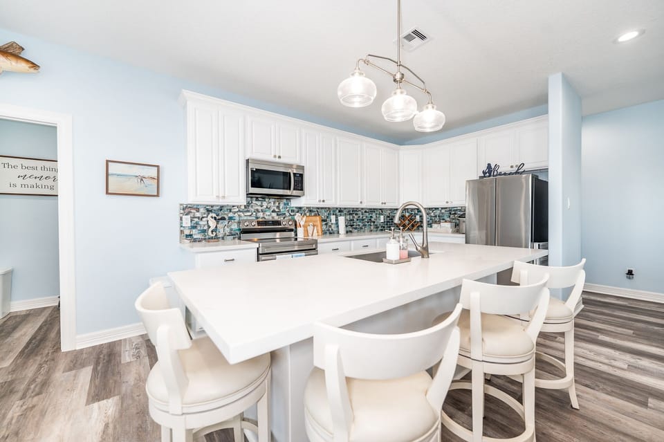 Beautiful, fully stocked kitchen