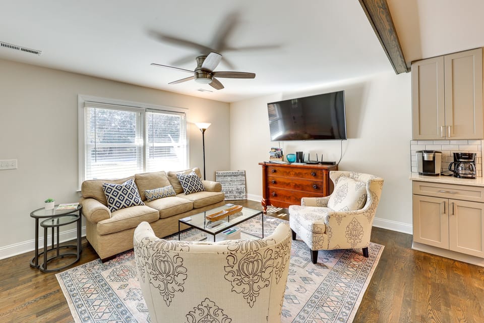Living Room | Smart TV | Board Games | Books