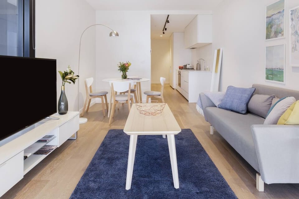 You can relax and be comfortable all year round in the open-plan living area, thanks to the heating and air conditioning amenities.