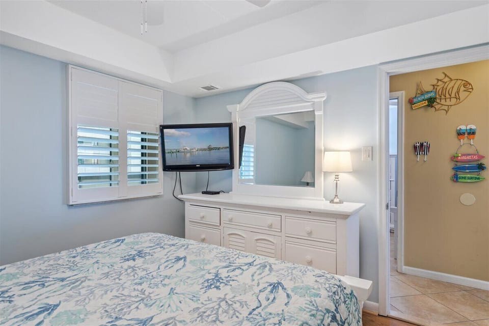 Offering a Cozy Queen Bed & Flat Screen Cable TV.
