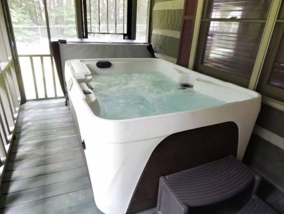 Indoor spa tub