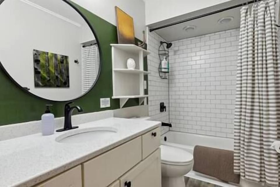 Main Floor Bathroom-Fully equipped with Hair Dryer, Soaps/Body Wash, Towels