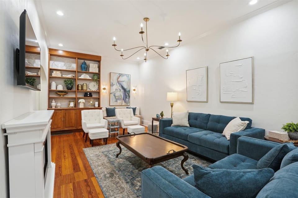 The bright & comfortable living room welcomes you