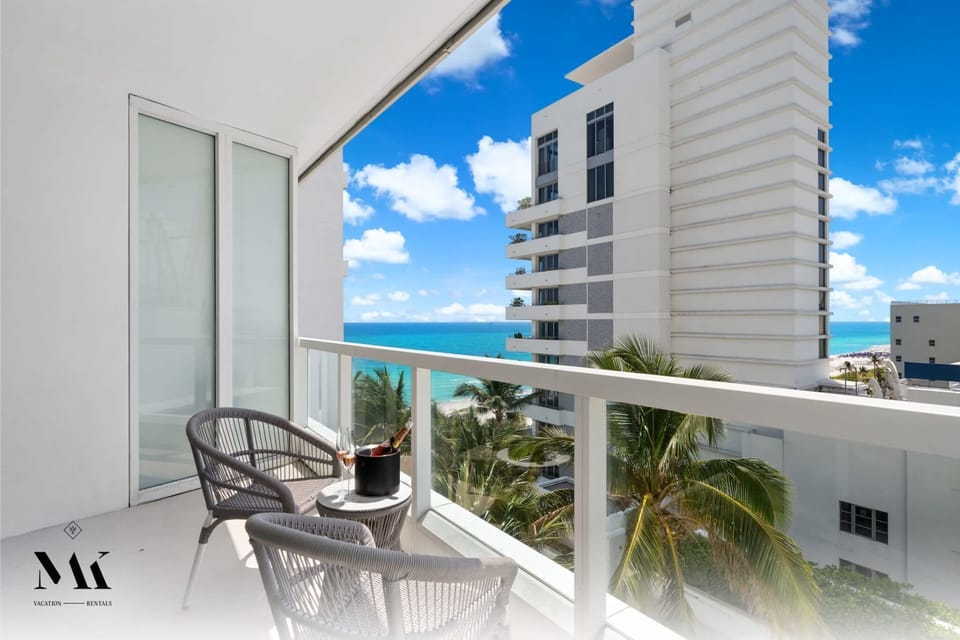 "Great place, beautiful view, and great host! Everything ran smoothly! Highly recommend this place if you’re planning on staying in Miami Beach!" -DeLeah S.