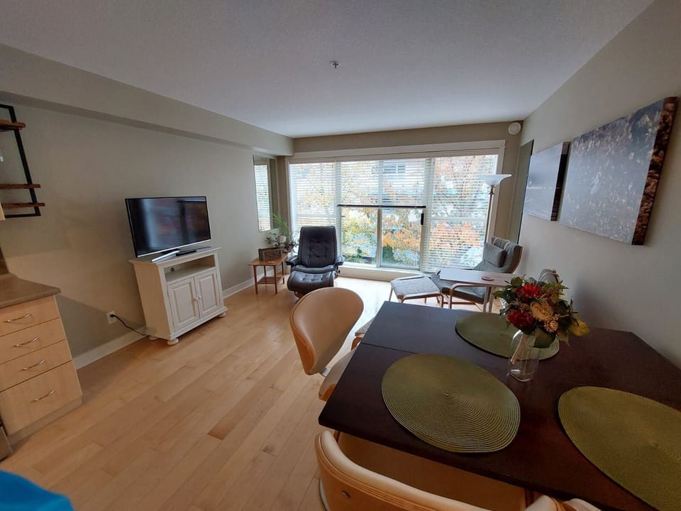 Living/dining area