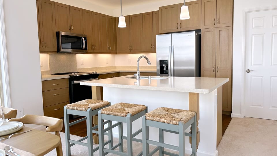 Quartz countertops, ice machine and filtered water with a fully stocked kitchen