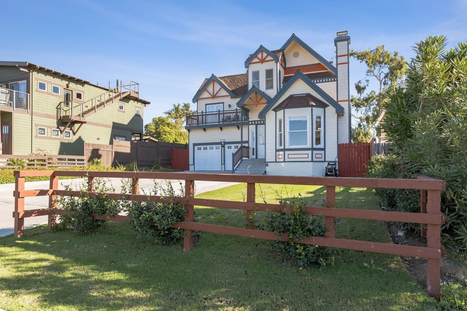 Nature, Outdoors, Yard, Neighborhood, House