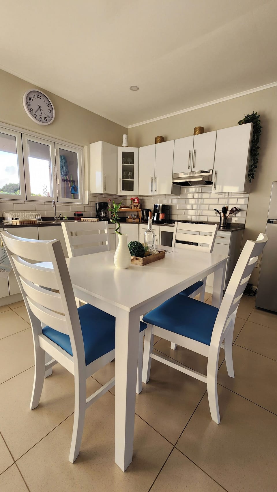 Kitchen & dining area