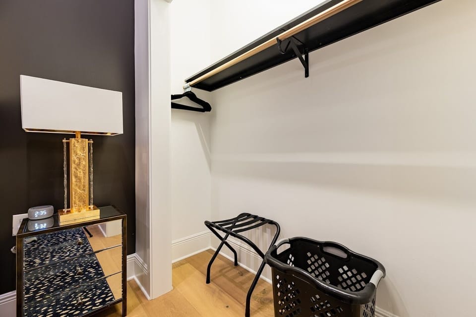 King Bed with Bathroom 2 ensuite