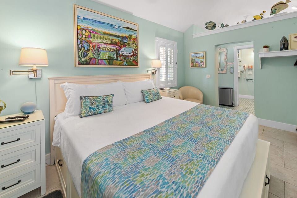 King memory foam mattress, Bose bluetooth speaker, Amazon Alexa, original Carroll Swayze tropical art throughout.