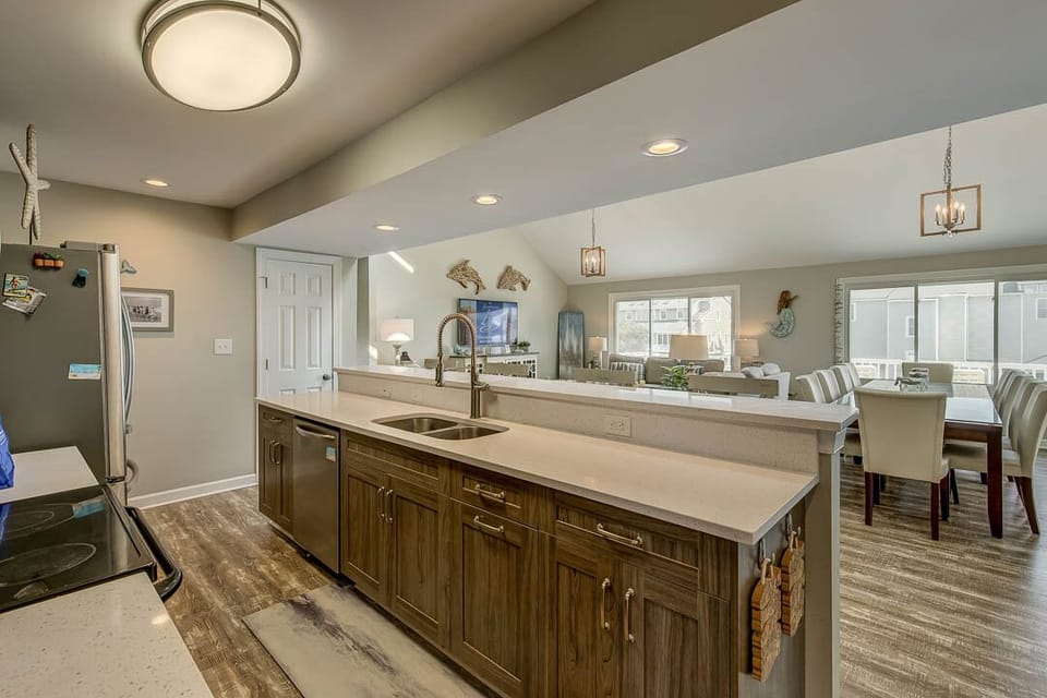 Top-Level Kitchen with Bar (seats 4)