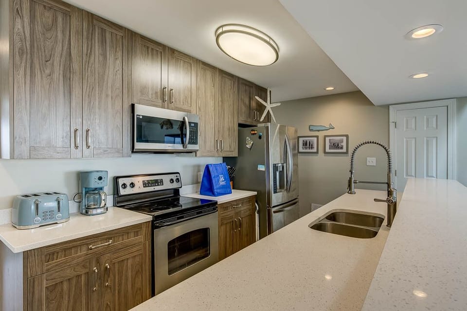 Top-Level Kitchen with Bar (seats 4)