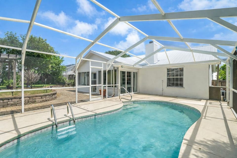 Lanai-covered saltwater pool