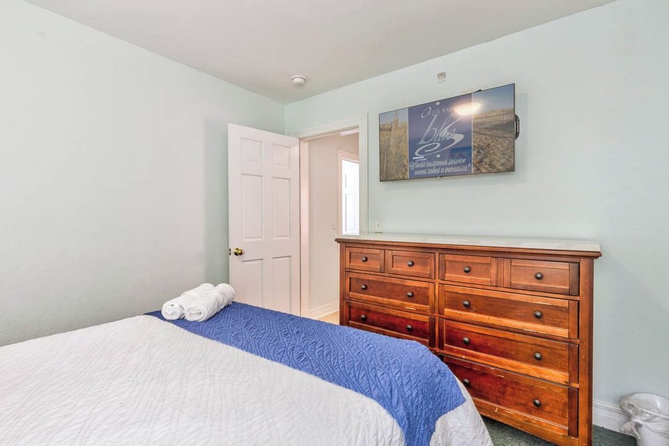 Mid-Level Queen Bedroom