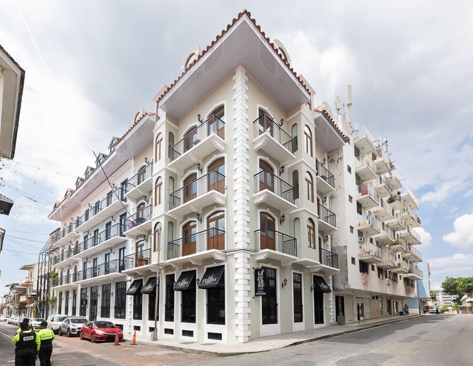Edificio de la propiedad., vista desde la calle / Property building street view 