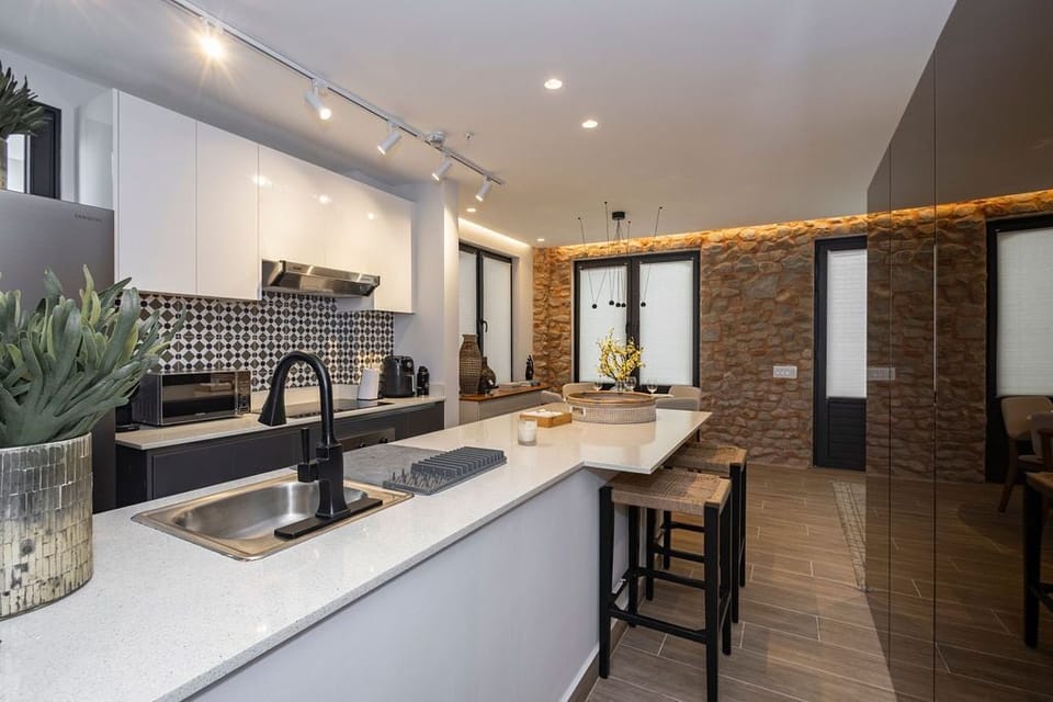 Area de la cocina con desayunador / Kitchen area with breakfast island 