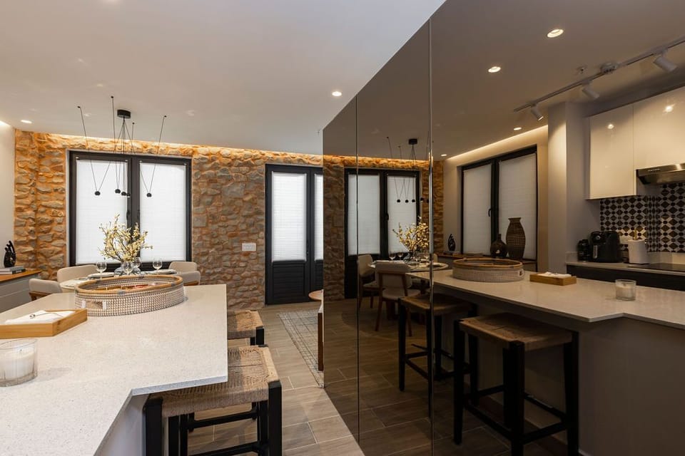 Kitchen area with breakfast island / Cocina con desayunador 