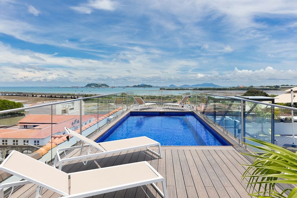Piscina en la azotea / Rooftop Pool 
