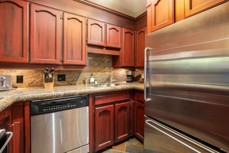 Full kitchen: Stainless steel appliances