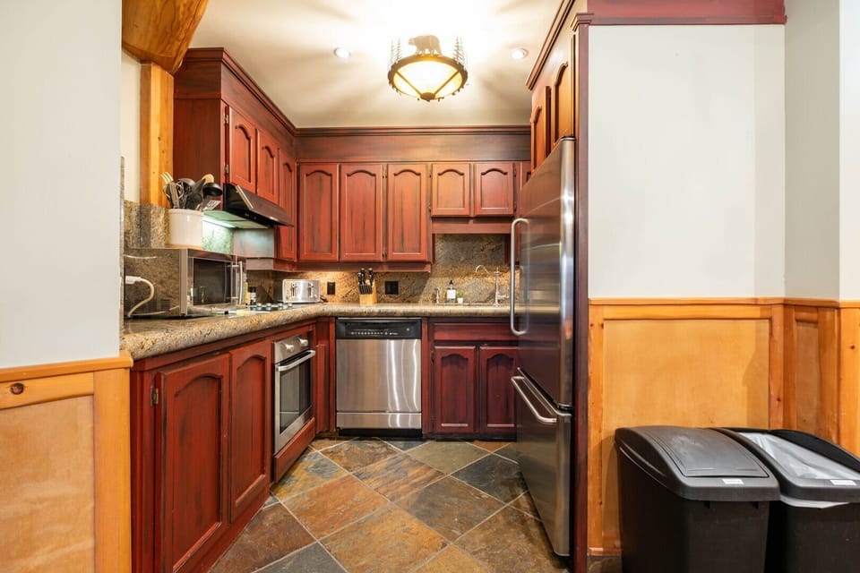 Full kitchen: Stainless steel appliances