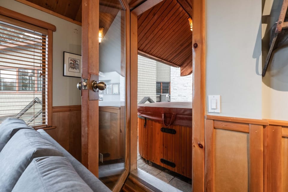 Living area: Hot tub access