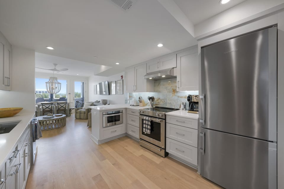 ENTER TO GOURMET RENOVATED KITCHEN & FOYER