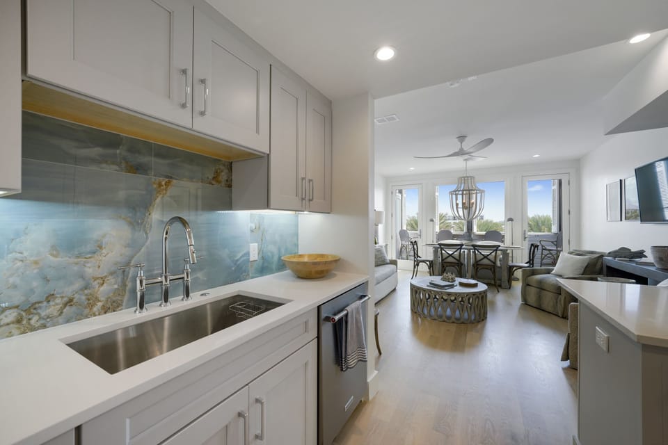 STUNNING QUARTZ COUNTER TOPS AND GLASS TILE