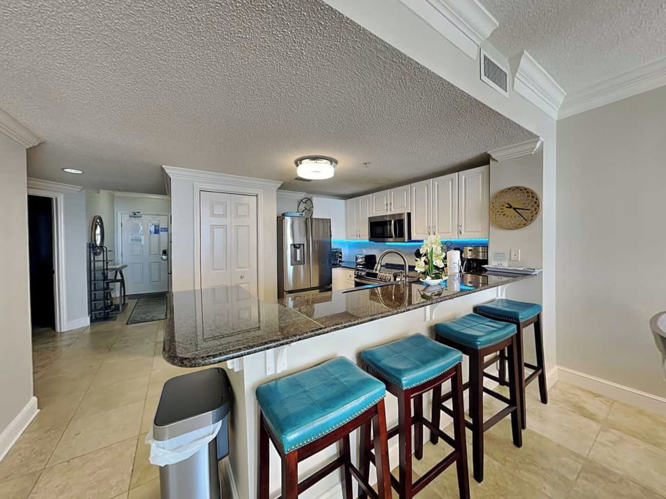 Kitchen - Breakfast Bar