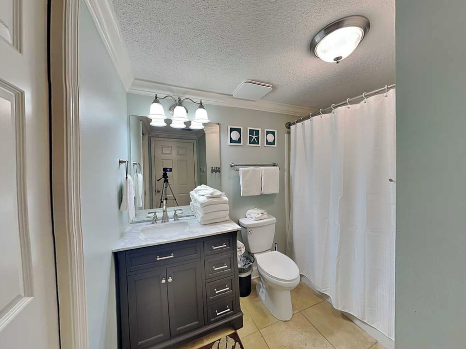 Full Bathroom - Shower/Tub Combo