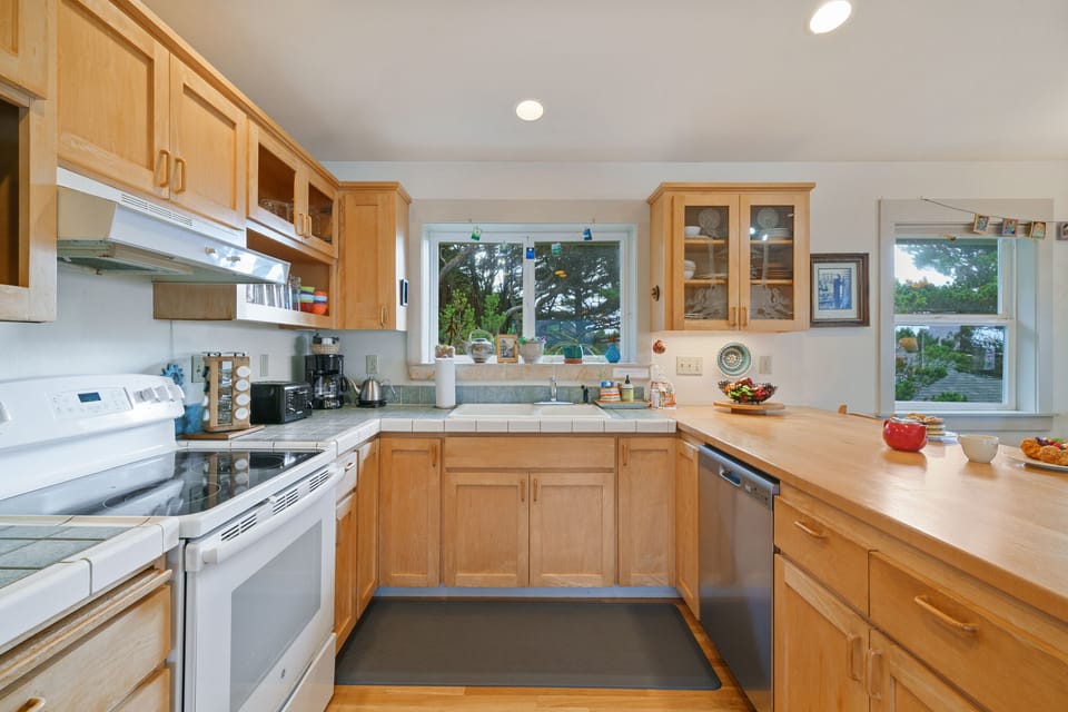 Fully equipped Kitchen with bar seating