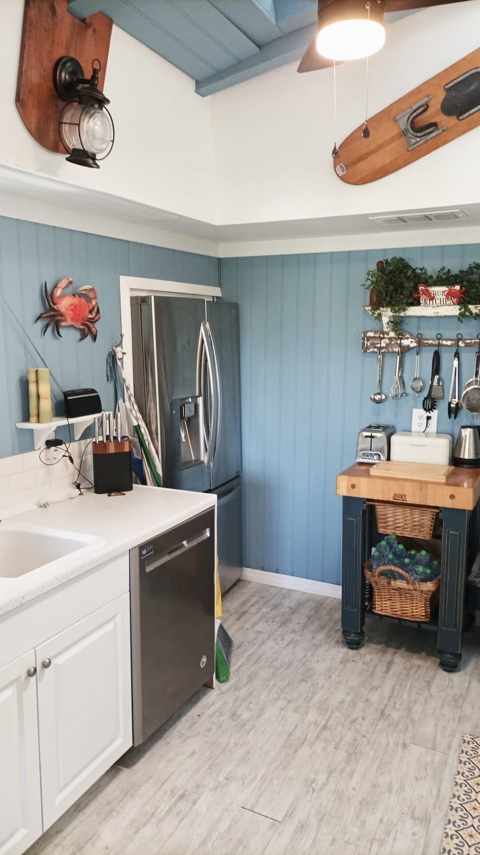Bright, open, roomy and well equiped kitchen.