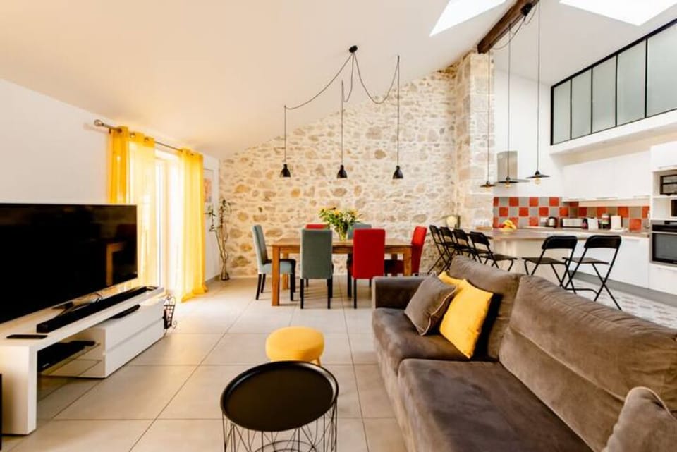 Huge living space with kitchen and dining table (2)