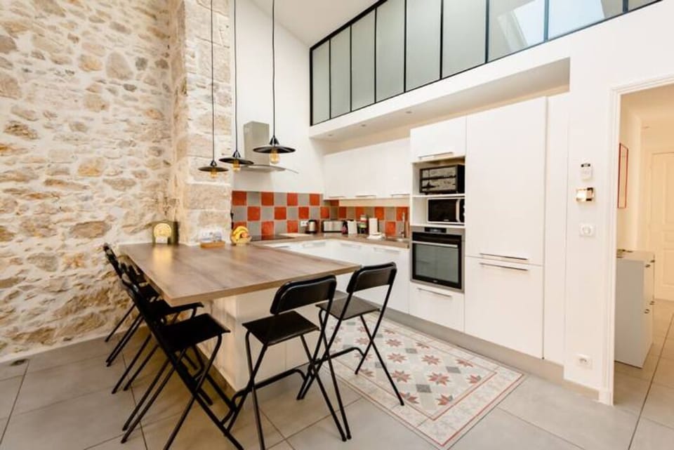 Large living space with kitchen and dining table (7)