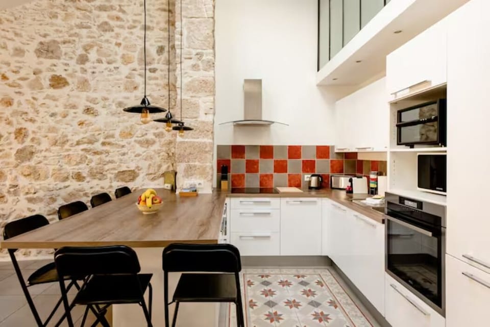 Large living space with kitchen and dining table (8)