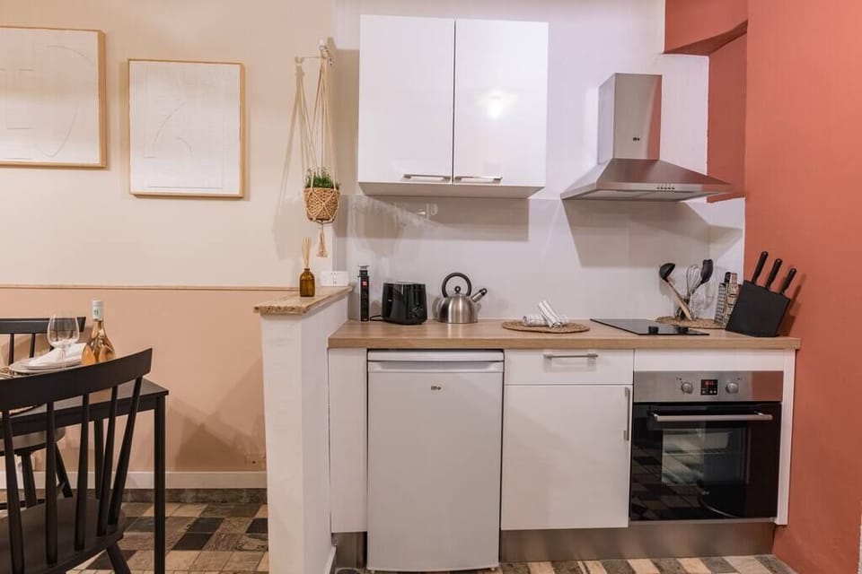 Well equipped kitchen (2)
